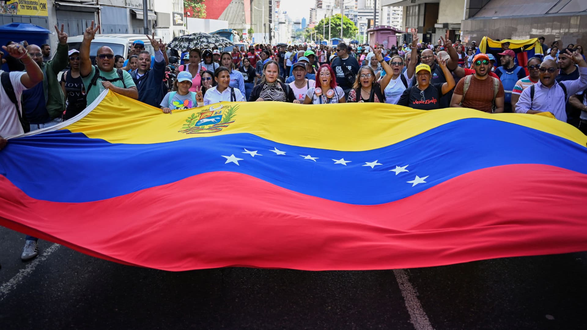 Venezuela bonds are the hottest trade on Wall Street this week. But there are big risks from here